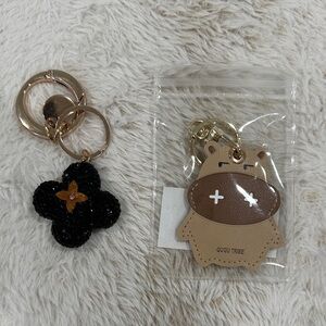 GUGU TRIBE Bag charm/Keychain Set with Black Flower and Brown Hippo